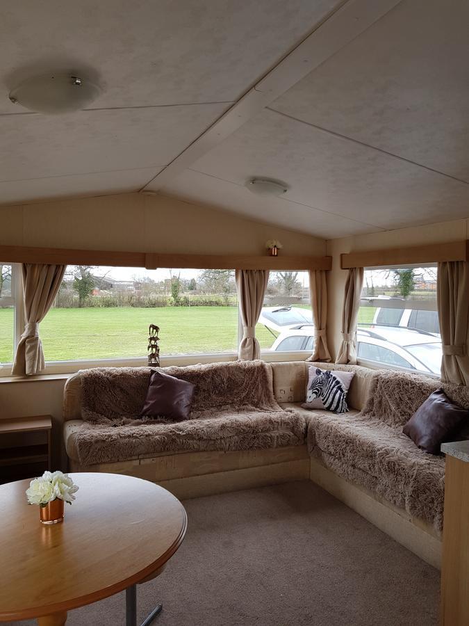 Pitch & Canvas - Self Catering At Broad Oak Farm Hotel Tattenhall Exterior foto
