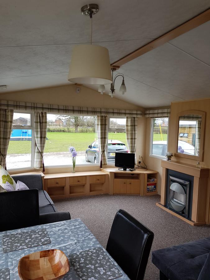 Pitch & Canvas - Self Catering At Broad Oak Farm Hotel Tattenhall Exterior foto